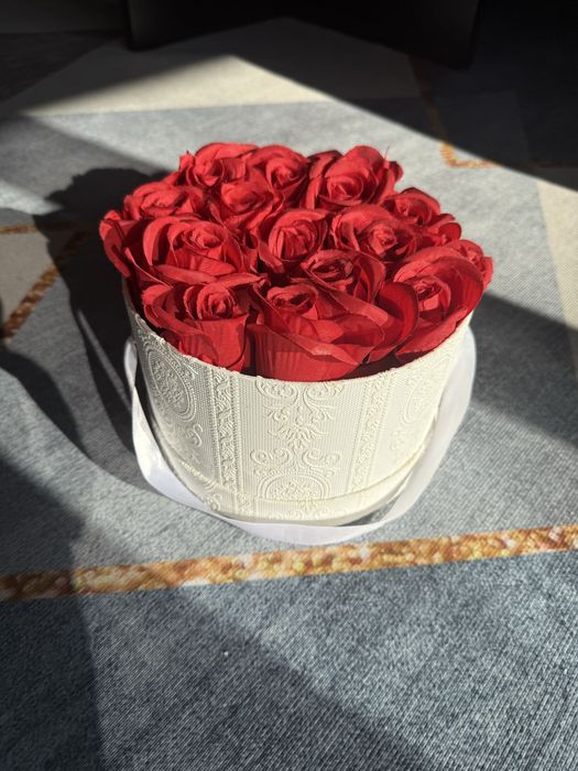 Flower box ze sztucznymi czerwonymi różami