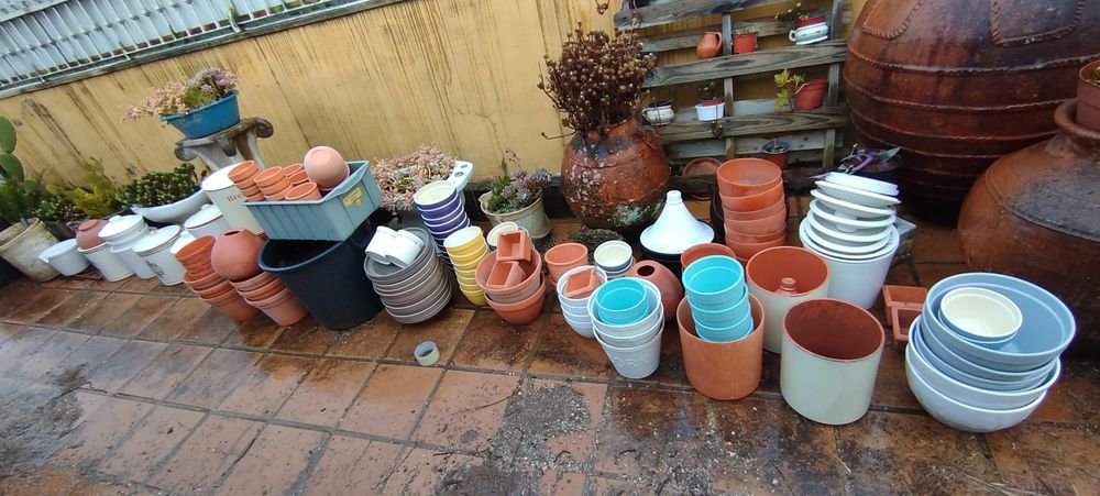 Vasos de barro e cerâmica