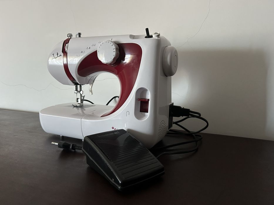 Máquina de Costura Jata Génesis 695