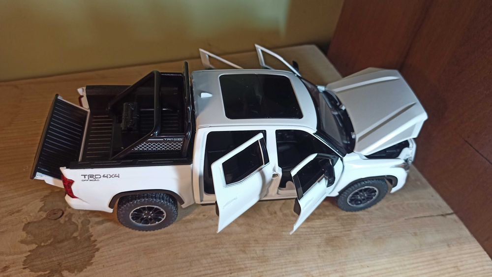 Toyota Tundra TRD 4×4 Модель 1:24 Біла