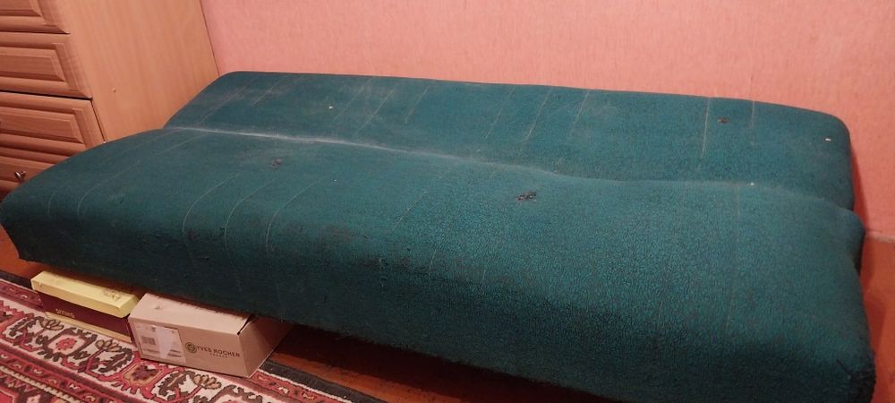Віддам за шоколадку диван старий