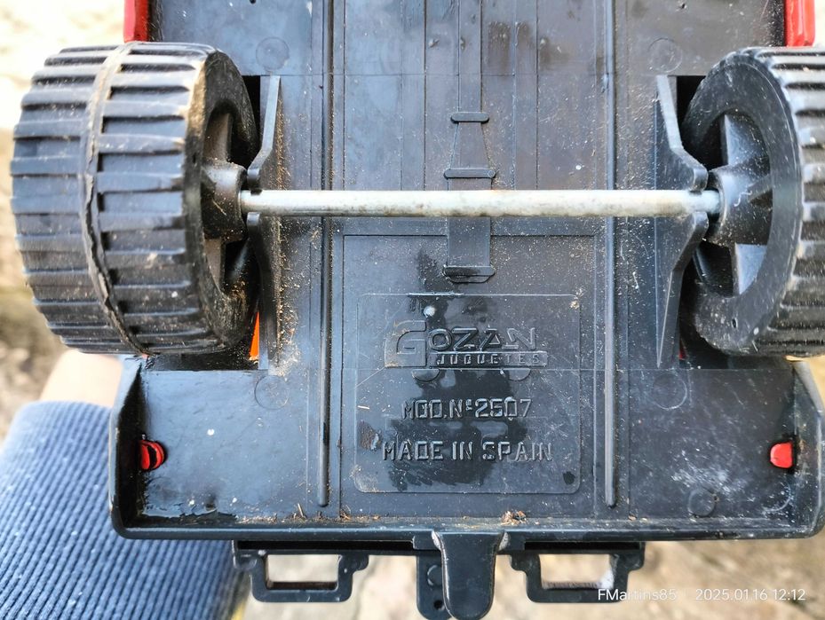 Miniatura antiga em Chapa e plastico Gozan