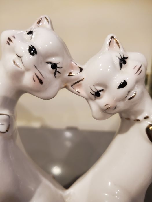 Продам  фарфоровую статуэтка