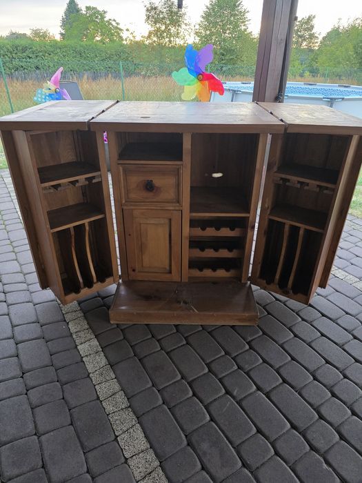 Piękny regał na wino