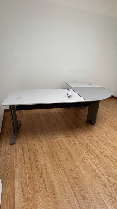 Secretárias de metal e madeira