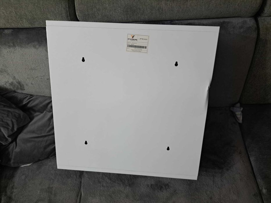 Wisząca apteczka metalowa z wada