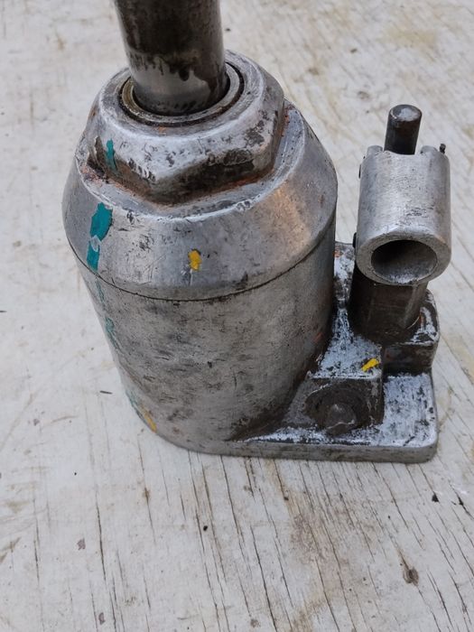 Продам домкрат под ремонт.