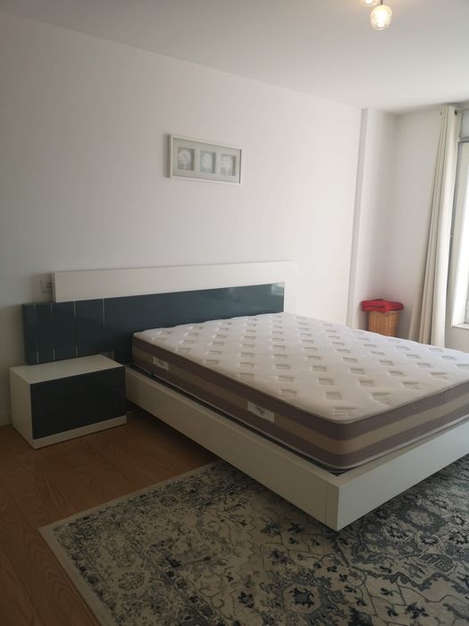 mobília de quarto em madeira branca e cinza com cama, duas mesas de c