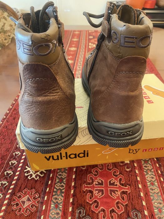 Botas de rapaz Geox, cano médio. Cor castanha. Couro.