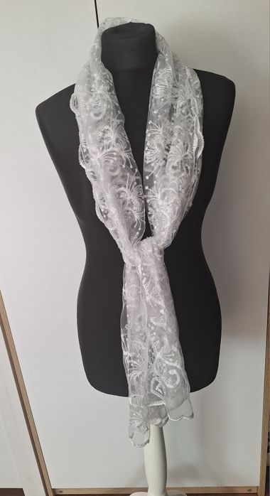 Śliczny biały szal z koronki w pióra 170/50