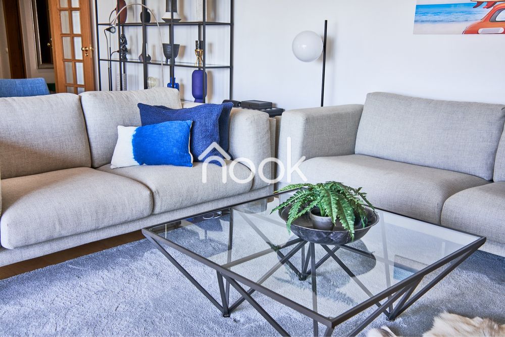 Conjunto de 2 Sofás Modernos em Excelente Estado