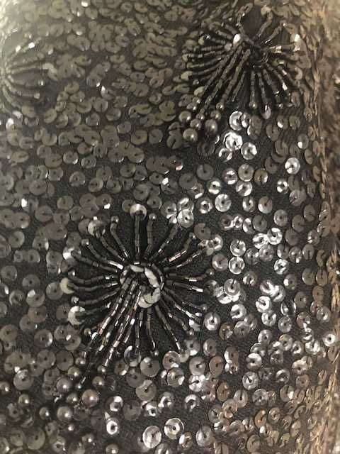 Lindíssimo top preto de lantejoulas e miçangas da mesma cor