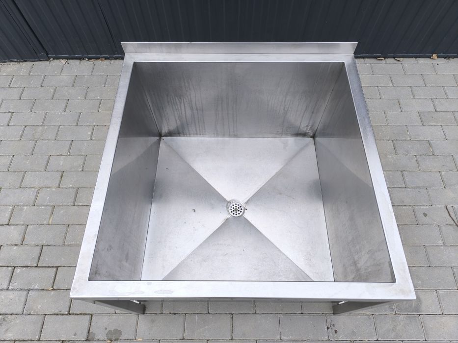 Duży basen nierdzewny