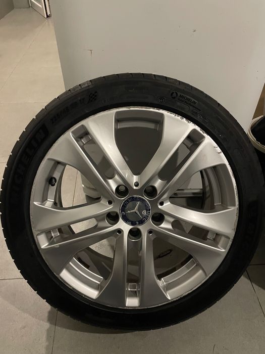 Jantes Mercedes com pneu em bom estado