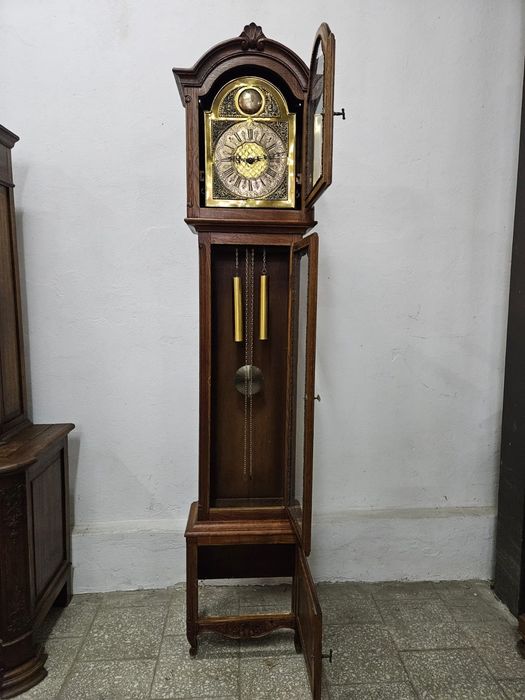 Stojący francuski zegar ludwikowski /