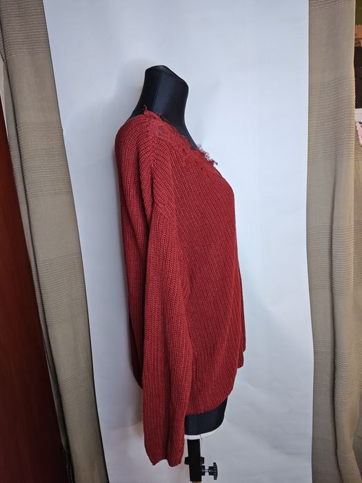 Oversizowy sweter burgundowy z koronkowym dekoltem V.   M / 38 AMISU