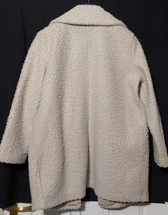 Płaszcz damski w guzełki boucle