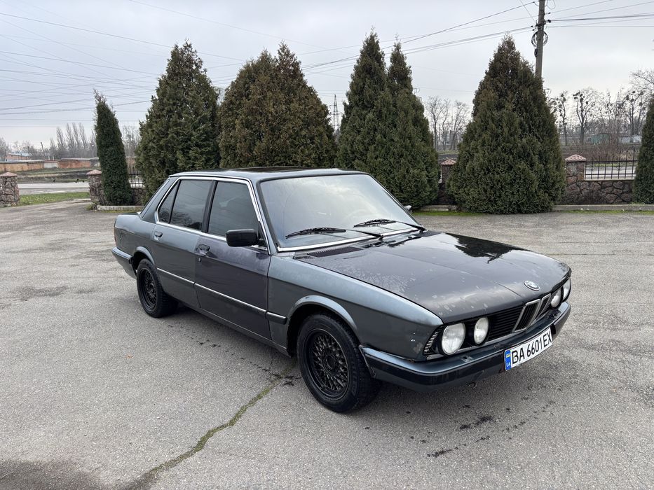Продам Бмв е28-5 серия,1984 года выпуска(газ/бензин) на моторе 2.8-м30б27.
Едет машинка весело,хороший вариант на зиму за адекватный прайс.
По мотору нареканий нету(работает хорошо),по ходовке летом(меняли стойки,стойки стабы,колодки,рычаги перебирали).
Электрика рабочая,резина зимняя(слабенькая) на 15 дисках-5стиль.
Поменял коробку,диск сцепления,корзину.
По салону адекватная,люк,музыка.
Бампера с 34,задние стопы хела блек(оригинал).
По кузову есть моменты.
С документами порядок,страховки нету .
