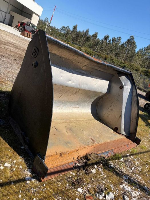 Balde de Descarga Elevada (High Tip) Engate Volvo 2.80m