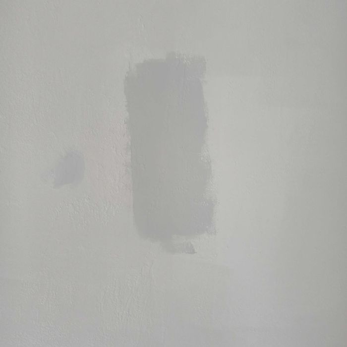 Акрилова фарба для внутрішніх робіт, зафарбована у світло-сірий колір.