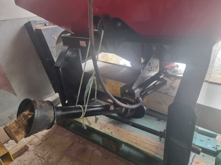 Distribuidor de adubo de 1250 kg marca Cosmo - Usado