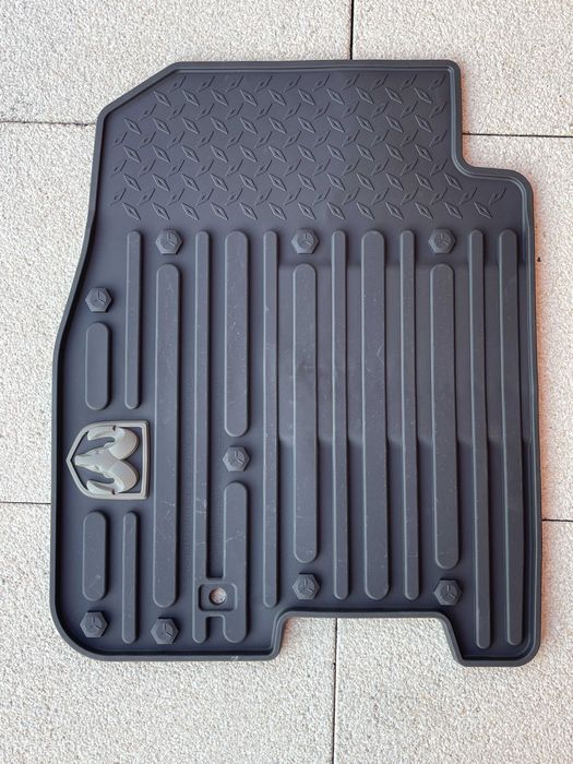 Nowe oryginalne maty gumowe MOPAR do Dodge RAM 1500 2500 3500 Brązowe