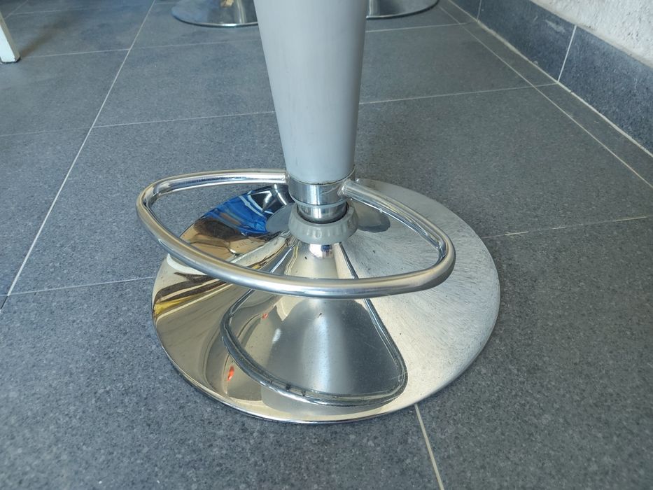 4 bancos de bar cinzentos