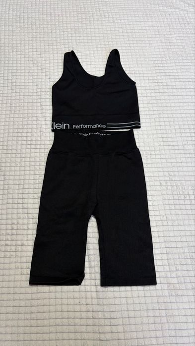 жіночий костюм Calvin Klein в ідеальному стані