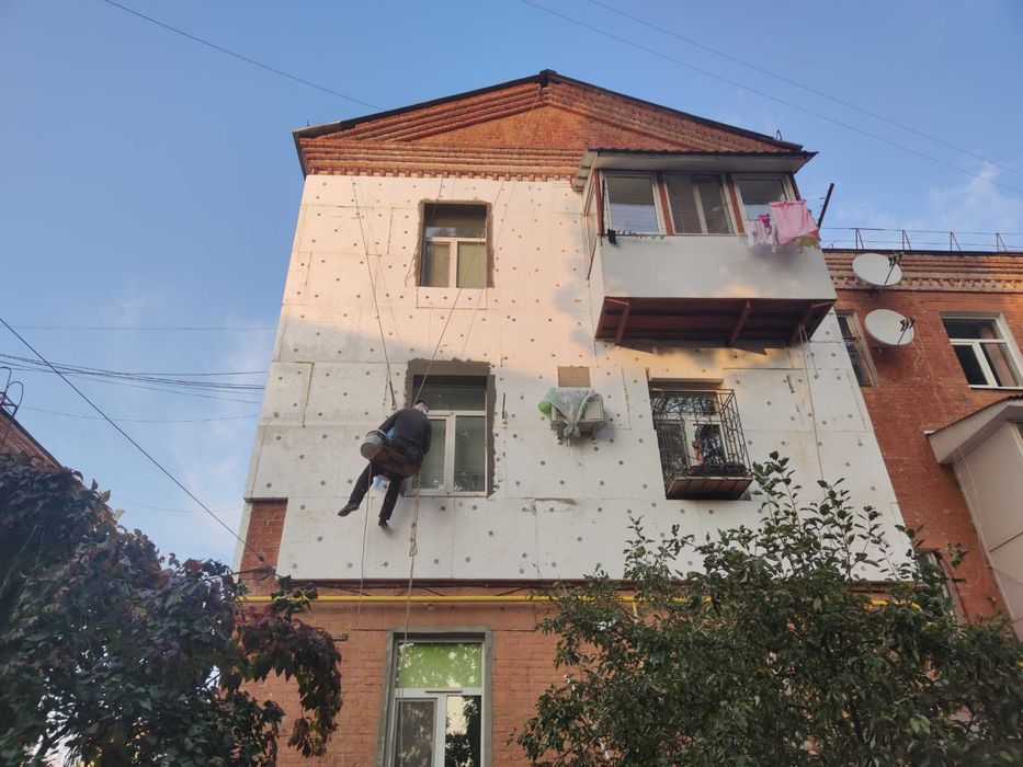 Утеплення стін будинків будь-яким матеріалом: пінопласт, вата.