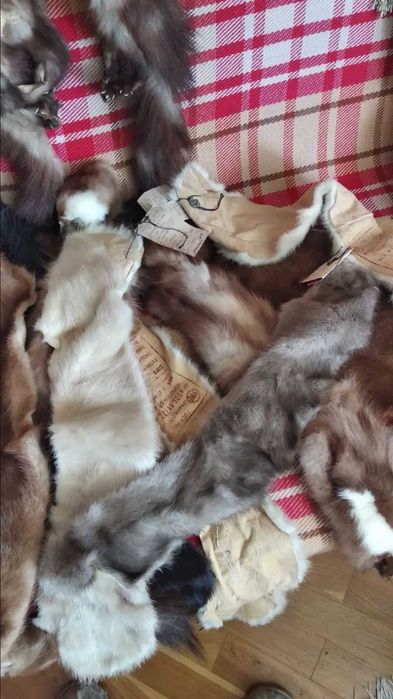 Шкури норки, песця і соболя