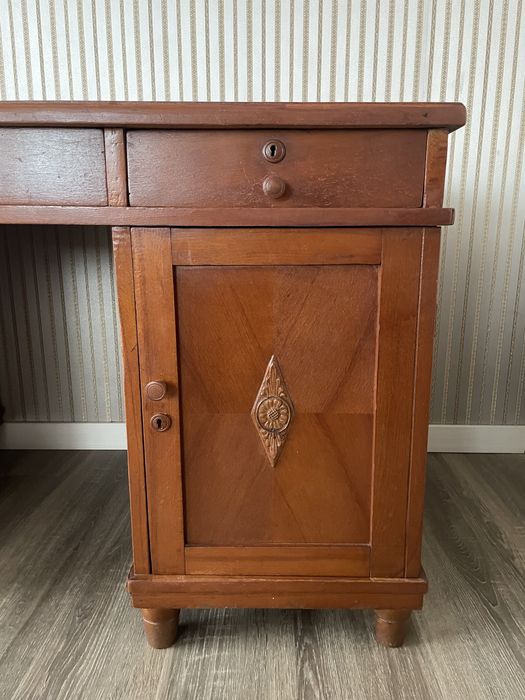 Письмовий стіл сталінських часів