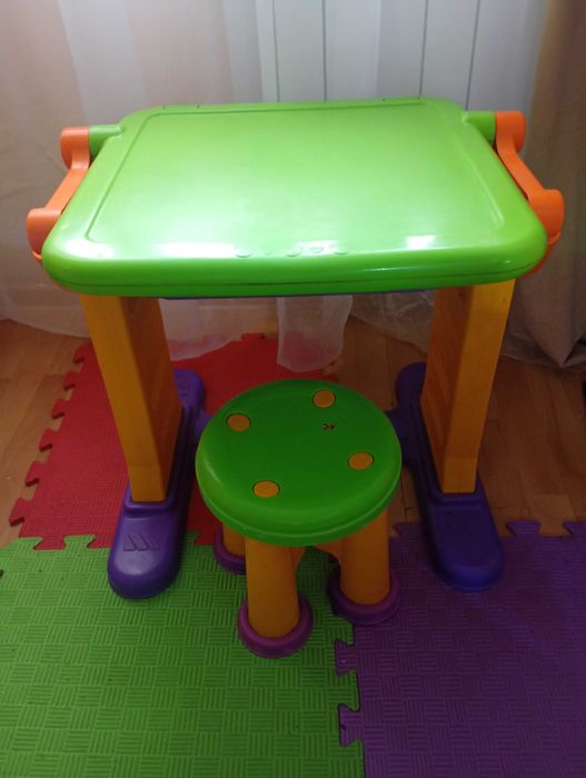 Дитячий стіл для дитини