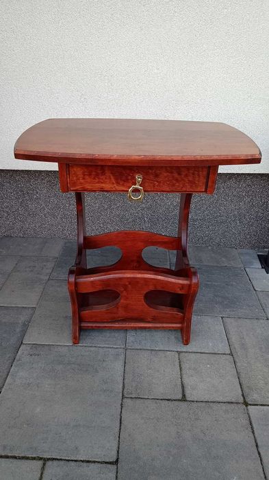 stolik stylowy drewniany gazetownik