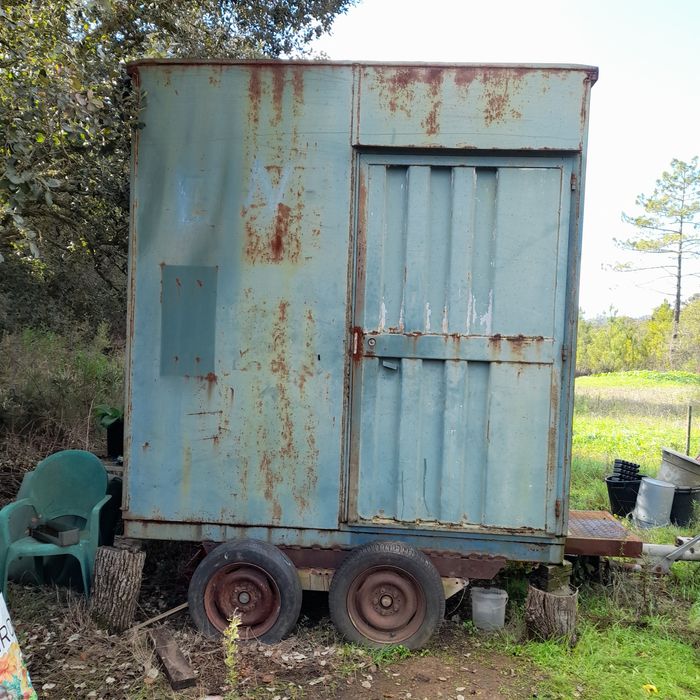 Contentor fixo em atrelado de 2 eixos