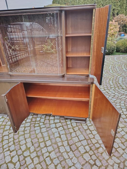 Stary kredens, fornirowany