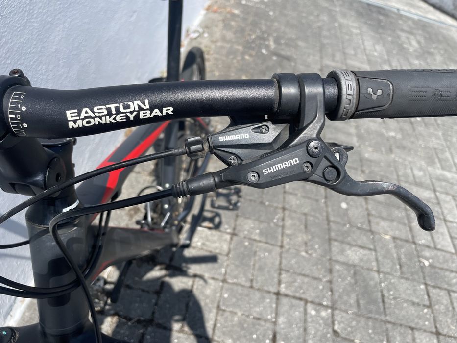 Bicicleta CUBE montanha