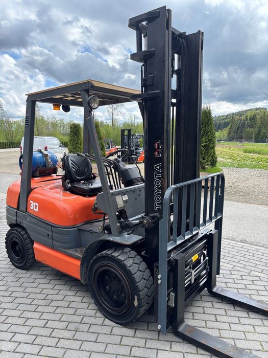 Toyota 6FGF30  I właściciel 3t Tony LPG 26 900 NETTO nowy przesuw+pozycjoner wideł  4 SEKCJE hydrauliczne sprowadzony 6FGF30 uczciwy STAN możliwość UDT