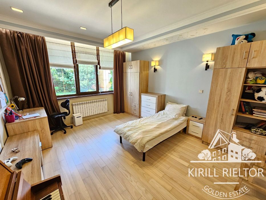 В городке "Золотые Ключи" продается дом с баней и бассейном