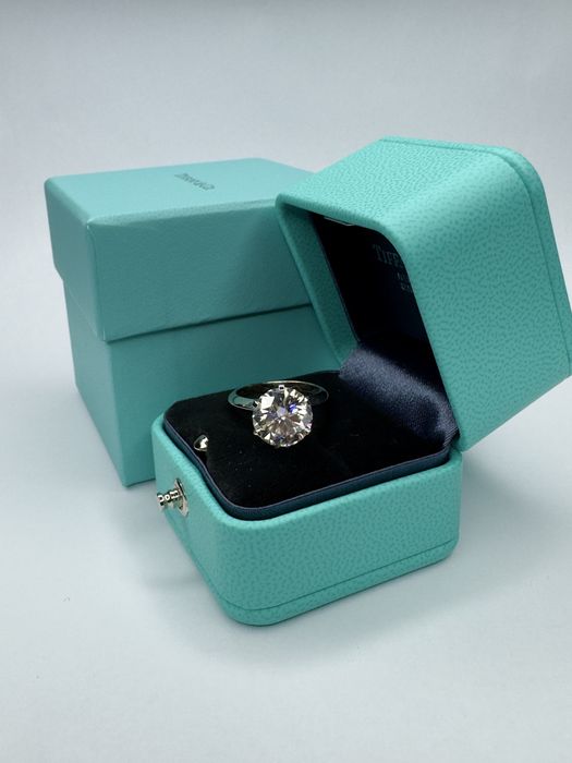 Каблучка в білому золоті з діамантом в стилі Tiffany Settings