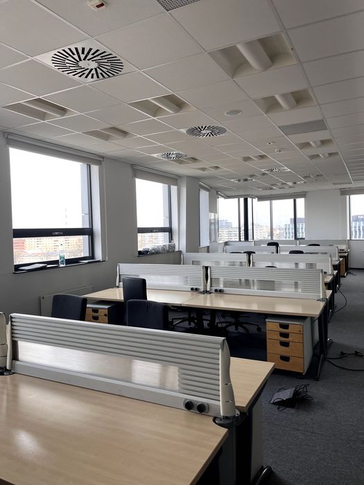 Biurko Steelcase TNT 160 cm z panelem