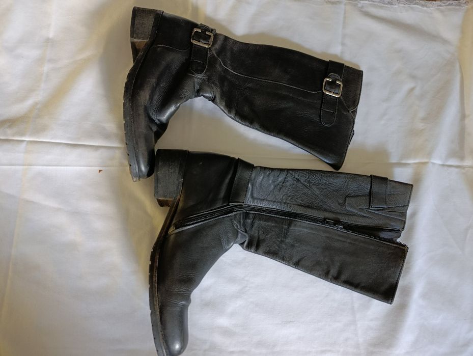 Botas em pele cano alto