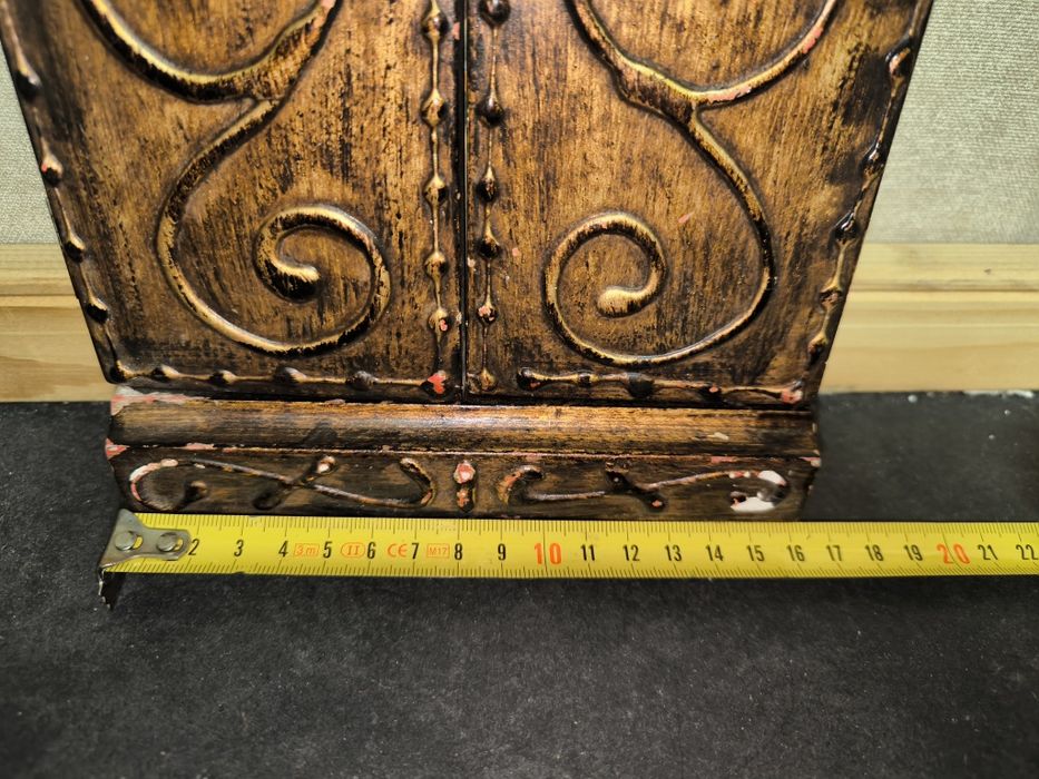 Oratório Portátil em Madeira com Imagen
Vende-se um belo Oratório Tríp