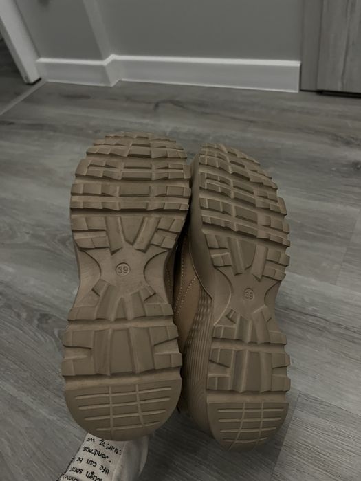 beżowe buty sportowe