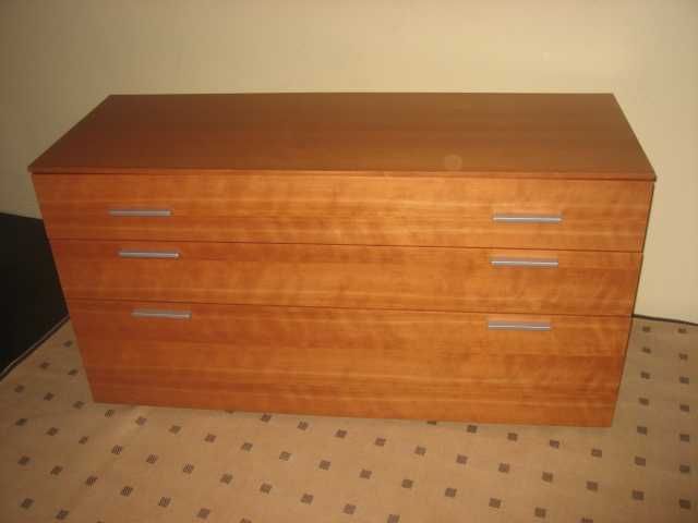 STOCK OFF: Comoda modelo Box em cerejeira