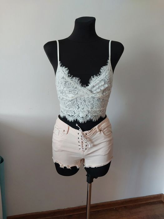 Biały koronkowy top crop.