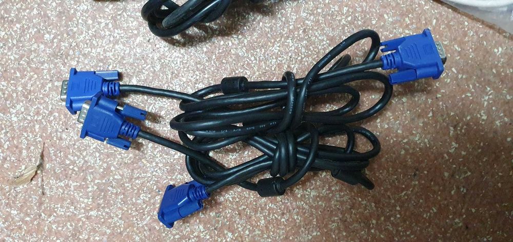 Kable do monitora.