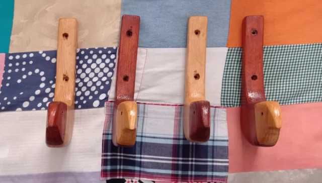Conjunto de quatro cabides em pinho.