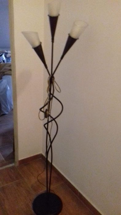 Candeiro de pé castanho ferro forjado. Excelente preço!