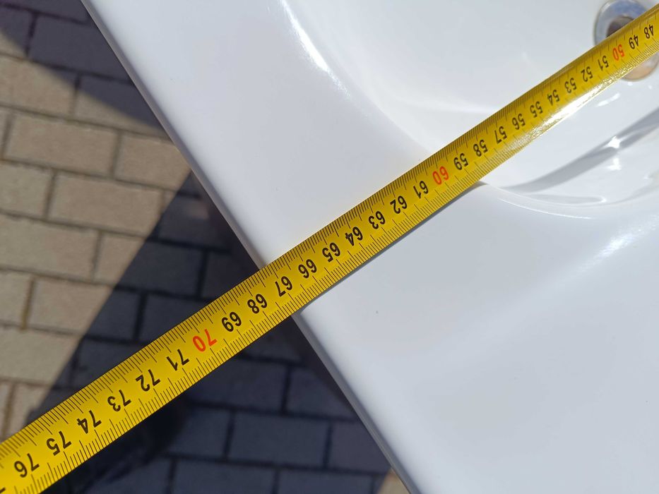 Szafka łazienkowa z umywalką i baterią