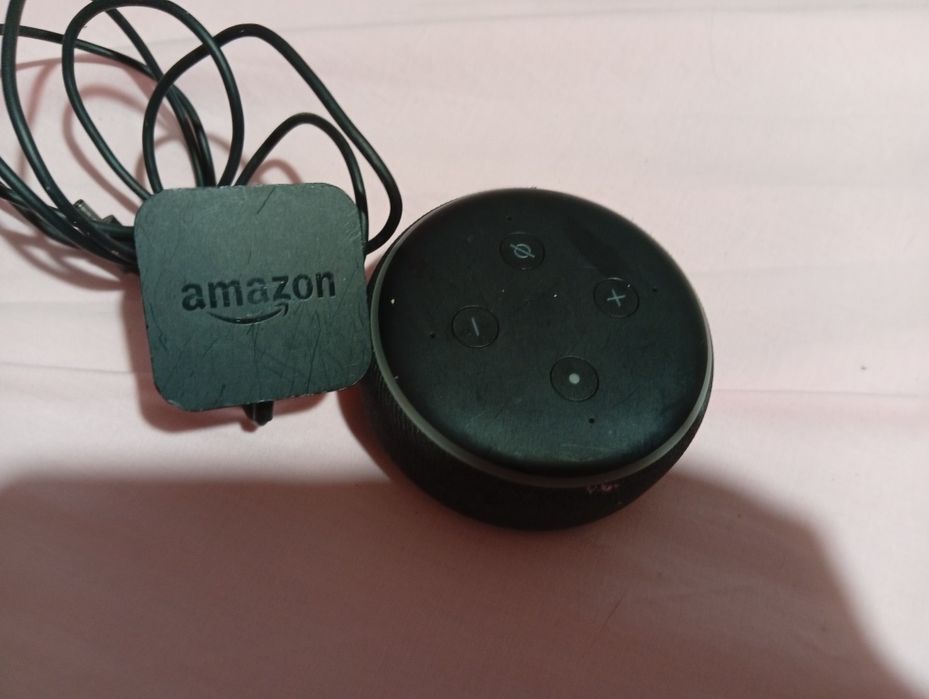 Amazon Echo Dot com carregador